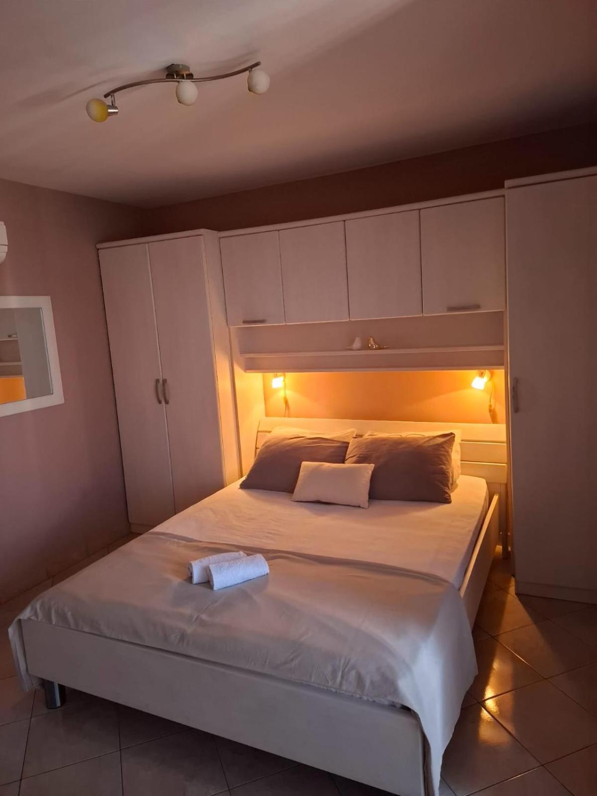 Happy Basset Terrace Apartment Makarska Exterior photo