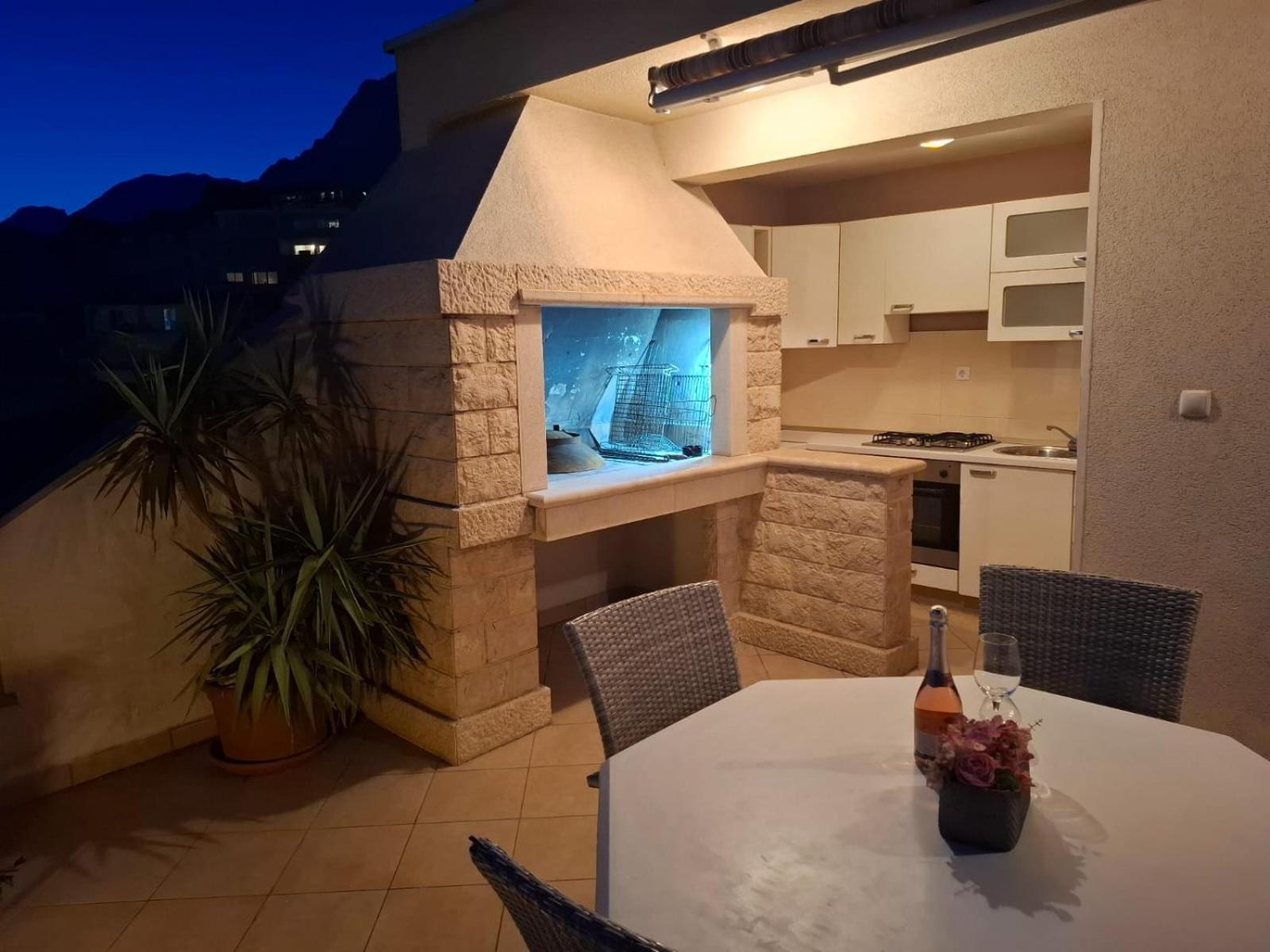 Happy Basset Terrace Apartment Makarska Exterior photo
